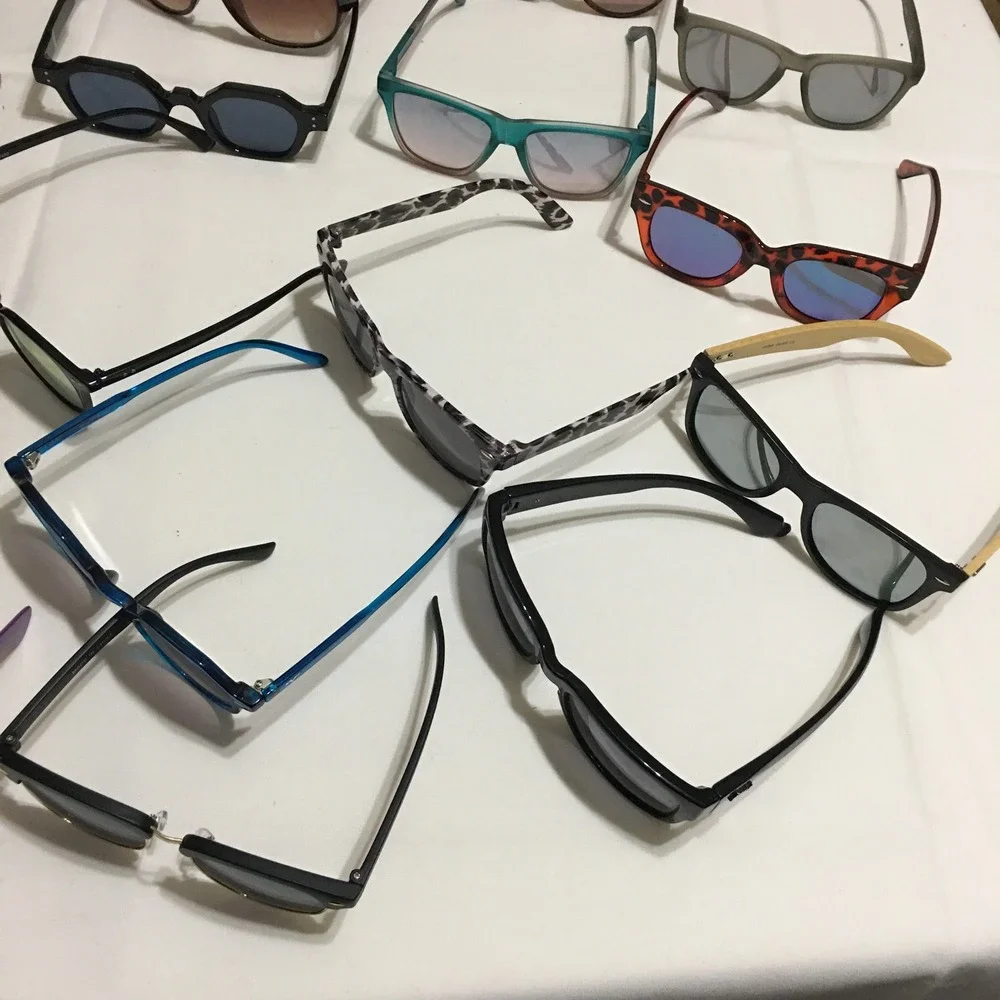 Lot of 25 Mixed Sunglasses Unisex One Size Multicolored Various Styles